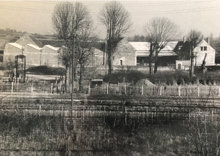 Photo ancienne de l'entreprise Soyez Frères à Donzy en France à la campagne au milieu des champs